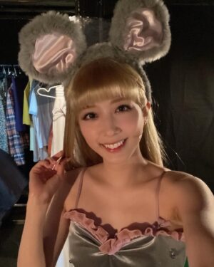 Ruka Matsuda Instagram - ブロードウェイミュージカル『MEAN GIRLS』昨日大千穐楽を迎えました！
お越しくださった皆様、本当にありがとうございました☺️

知らない事だらけで新しい世界をこうして最後まで楽しむ事ができたのは、カンパニーの皆さんが優しく温かかったからだと実感しています😌💕
ミュージカルの魅力を知れたり、次はもっとこんな事にチャレンジしてみたい！と、楽しい思い出やワクワクを沢山得られました。ミーンガールズに携わる全ての皆様にとても感謝しています◎

最初は悩みながら探っていったカレンちゃんですが、今では私が少しカレン・スミスになっている？と言うところもあり(実際お喋りがゆっくりになってる！)、それだけちゃんとカレンちゃんの側に居てあげることが出来たんじゃないかなと思っております。

たくさんの好きな言葉にも出会えましたし、最後まで誰も欠けることなく全公演駆け抜けられたことを嬉しく思います。
改めまして、皆様ありがとうございました！！！！
みんなにsexyコーンあげちゃう！！！🌽🌽💕

怒涛のお着替えだったなぁ…💭
.
#MEANGIRLS #ミーンガールズ #ミュージカルミーンガールズ #meangirlsmusical