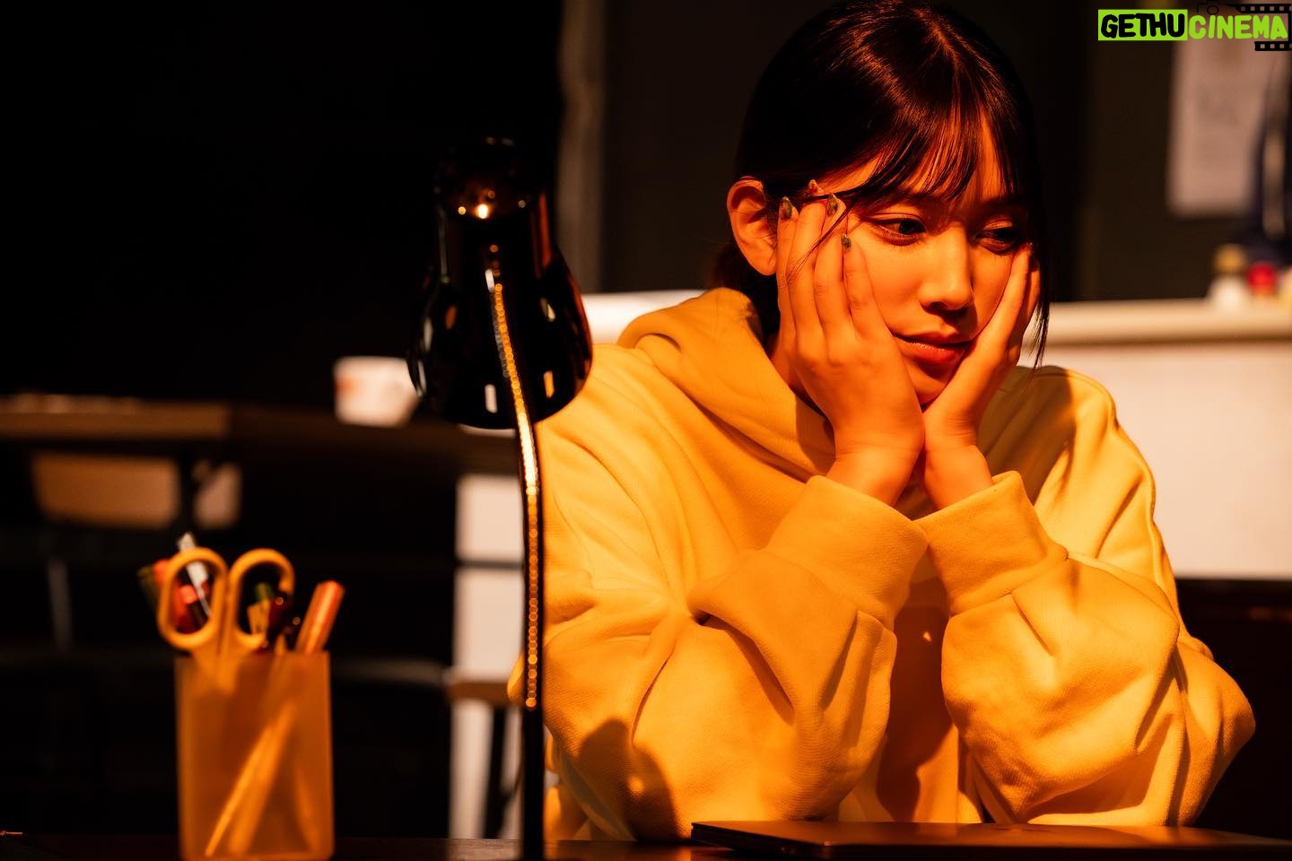 Ruka Matsuda Instagram - 舞台『トータルペイン』 折り返しまして、今日含め残り7公演となりました! どう死んでいくかをテーマにしたファンタジー(?)、今日まで中止になる事なく無事にお届けできている事に感謝です🌷 日々いろんな方から感想が来ていて、とても嬉しい限りです☺️ 10/29まで赤坂レッドシアターにてお待ちしておりますね、当日券もございますのでご興味持って頂けましたら是非いらして下さい! <出演者> 松本紀保 小西成弥 松田るか 佐瀬弘幸 田野聖子 <公演スケジュール> 10月 19日(木) 19:00 20日(金) 19:00 21日(土)13:00/18:00 22日(日)13:00/18:00 23日(月)休演日 24日(火) 19:00 25日(水) 19:00 26日(木)14:00/19:00 27日(金)14:00 28日(土)13:00/18:00 29日(日)13:00 <スタッフ> 作・演出:谷碧仁 舞台監督: 渡邊歩・藤本貴行 美術:向井登子 照明:若原靖 音響:田上篤志(atSound) 音楽:三善雅己 衣装:小泉美都 ヘアメイク:美ヶ原美々 宣伝美術:圓岡淳 制作:MIMOZA