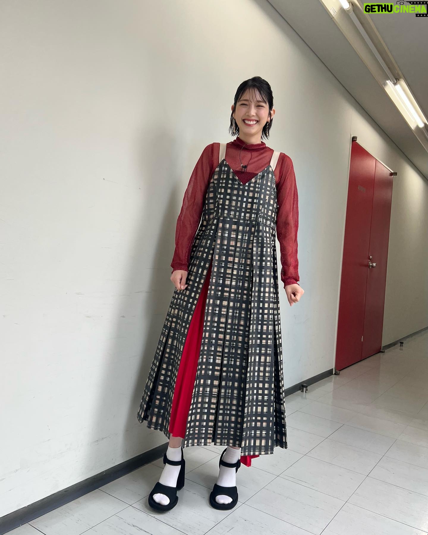 Ruka Matsuda Instagram - 遅くなってすみません! 『秘密のケンミンSHOW極』の時の衣装です☺️ 沖縄は卒業式についてのトピックでした! 卒業生にお菓子のレイを渡すのは沖縄だけと知り、当たり前だとすっかり思っていたので驚きです…! dress / @shiroma_official pierce / @goldy_jp heels / @charleskeith_jp . #秘密のケンミンshow #秘密のケンミンshow極 #ケンミンショー