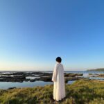 Ruka Matsuda Instagram - 日の出時。 刻一刻と顔を変える沖縄の海が、物凄いスピードで私達をどこかへ連れて行ってしまいそうな感覚になりました。 天気にも恵まれた撮影日でした🌞 . #沖縄セルラー
