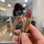 Ruka Matsuda Instagram - 舞台『哀を腐せ』 残り3日間となりました。 最後まで宜しくお願い致します！ 今作でちゃんとお姉さん感が出せるように、メイクで入って下さってる美ヶ原美々さんと相談してメイクの色味などを決めてて💄 アイシャドウもラメは入れず、リップも少し落ち着いたカラーにしております◎ ちょうど少し前にGETしたリップがいい感じだったので😌 . #エスティローダー #ピュアカラーリップスティック #440irresistible
