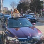 Ruken Demirer Instagram - İstanbul trafiğinde, güzel bir gösteriye gitmek için @skodaturkiye ile konforlu bir sürüşe hazırım 👌🏼😎 #skodaileyollardayim *reklam