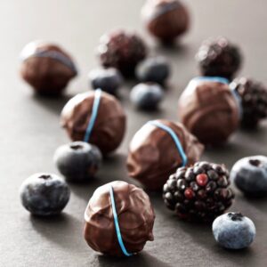 Ruken Demirer Instagram - “Babalar Günü”nde babaları biraz şımartalım|| On Father's Day, let's pamper them a little 🫶🍒 @marieantoinettechocolatier ✨ #vrai chocolat #realchocolate 👌🏼