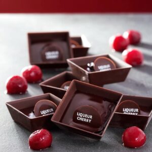 Ruken Demirer Instagram - “Babalar Günü”nde babaları biraz şımartalım|| On Father's Day, let's pamper them a little 🫶🍒 @marieantoinettechocolatier ✨ #vrai chocolat #realchocolate 👌🏼