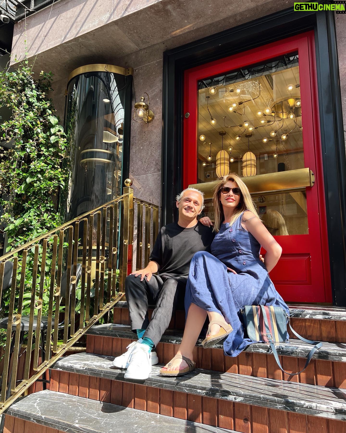 Ruken Demirer Instagram - @sedatbiga (Saçların efendisi) ile günsonu raporu: ağzınız kulağınızda çıkarsınız 💇♀️ Ben çok beğendim, bakalım siz beğenecek misiniz , tam renk sonda☺️ #rukenkumrali ✨