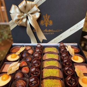 Ruken Demirer Instagram - “Babalar Günü”nde babaları biraz şımartalım|| On Father's Day, let's pamper them a little 🫶🍒 @marieantoinettechocolatier ✨ #vrai chocolat #realchocolate 👌🏼