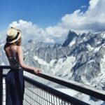 Ruken Demirer Instagram - Chamonix-Mont-Blanc’tan birkaç fotoğrafla hepinize güzel bir gün diliyorum✨🤍Çok sevdiğim bir manzarası var. || I wish you all a lovely day with a few photos from Chamonix-Mont-Blanc. It has a view I really love🤍 #tbt #rukenontheroad 🍀