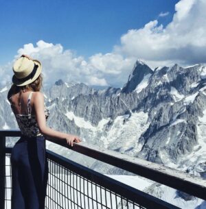 Ruken Demirer Instagram - Chamonix-Mont-Blanc’tan birkaç fotoğrafla hepinize güzel bir gün diliyorum✨🤍Çok sevdiğim bir manzarası var. || I wish you all a lovely day with a few photos from Chamonix-Mont-Blanc. It has a view I  really  love🤍 #tbt #rukenontheroad 🍀