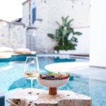 Ruken Demirer Instagram - Hacımemiş’in en keyifli lokasyonunda bulunan çok sevdiğimiz, Kurabiye Otel bu sezon yenilendi! Minimal dokunuşların doğanın tüm tonlarıyla buluştuğu yeni yüzüyle @kurabiyeotel sizleri bekliyor… 🍃Benden söylemesi ☀️#rukenontheroad 💙 || Our favorite @kurabiyeotel , located in the most pleasant location of Hacımemis, has been renewed this season! Kurabiye Hotel is waiting for you with its new face where minimal touches meet all the tones of nature… 🍃 #rukenontheroad 🌸