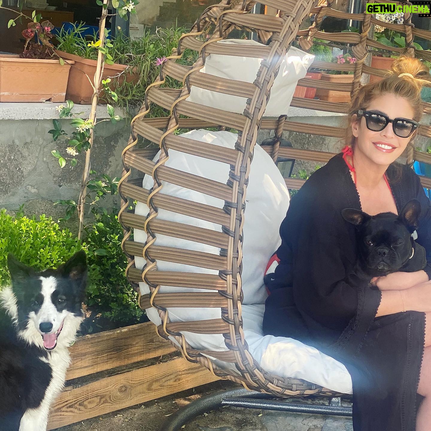 Ruken Demirer Instagram - Tatil bitti😅 Bu güzel arkadaşlarımla iyi haftalar diliyorum hepinize || Vacation is over. I wish you all a good week with these beautiful friends 🐕🐕♥️