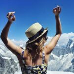 Ruken Demirer Instagram - Chamonix-Mont-Blanc’tan birkaç fotoğrafla hepinize güzel bir gün diliyorum✨🤍Çok sevdiğim bir manzarası var. || I wish you all a lovely day with a few photos from Chamonix-Mont-Blanc. It has a view I really love🤍 #tbt #rukenontheroad 🍀