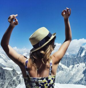 Ruken Demirer Instagram - Chamonix-Mont-Blanc’tan birkaç fotoğrafla hepinize güzel bir gün diliyorum✨🤍Çok sevdiğim bir manzarası var. || I wish you all a lovely day with a few photos from Chamonix-Mont-Blanc. It has a view I  really  love🤍 #tbt #rukenontheroad 🍀