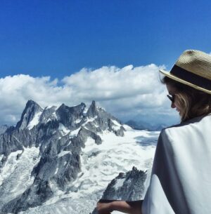 Ruken Demirer Instagram - Chamonix-Mont-Blanc’tan birkaç fotoğrafla hepinize güzel bir gün diliyorum✨🤍Çok sevdiğim bir manzarası var. || I wish you all a lovely day with a few photos from Chamonix-Mont-Blanc. It has a view I  really  love🤍 #tbt #rukenontheroad 🍀