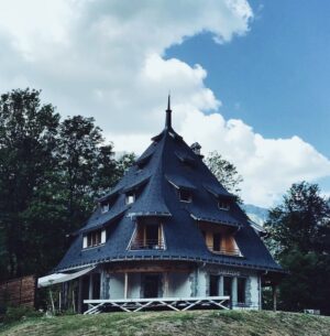 Ruken Demirer Instagram - Chamonix-Mont-Blanc’tan birkaç fotoğrafla hepinize güzel bir gün diliyorum✨🤍Çok sevdiğim bir manzarası var. || I wish you all a lovely day with a few photos from Chamonix-Mont-Blanc. It has a view I  really  love🤍 #tbt #rukenontheroad 🍀