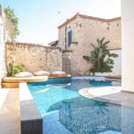 Ruken Demirer Instagram - Hacımemiş’in en keyifli lokasyonunda bulunan çok sevdiğimiz, Kurabiye Otel bu sezon yenilendi! Minimal dokunuşların doğanın tüm tonlarıyla buluştuğu yeni yüzüyle @kurabiyeotel sizleri bekliyor… 🍃Benden söylemesi ☀️#rukenontheroad 💙 || Our favorite @kurabiyeotel , located in the most pleasant location of Hacımemis, has been renewed this season! Kurabiye Hotel is waiting for you with its new face where minimal touches meet all the tones of nature… 🍃 #rukenontheroad 🌸