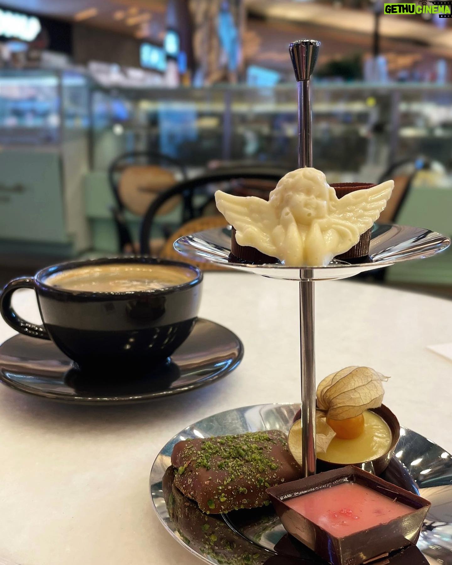 Ruken Demirer Instagram - Çok tatlı bir kahve zamanı ✨😌|| Very sweet coffee time @marieantoinettechocolatier #marieantoinettechocolatier #homemadechocolates #luxurychocolate #reklam 👌🏼