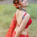 Runa Khan Instagram - কৃষ্ণচূড়ার বনে বনে আগুন লেগেছে.. ❤️ #runakhan জামদানী - @taqwausa ব্লাউজ- @dustcoat_blouz Shoot Coordinator- @almasidrono 📸- @noorphoto69