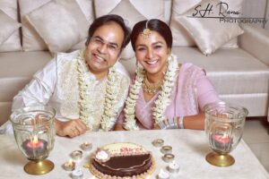 Runa Khan Instagram - ১২ বছর...

যে স্নেহ,যত্ন,ভালোবাসা,গুরুত্ব,সম্মান,আদর আমার প্রতি তুমি দেখিয়েছো এই বারো বছরে কখনো কখনো মনে হয়েছে আমার মা-বাবা’ও এভাবে আমার প্রতি অনুভুতির প্রকাশটা দেখাতে পারেনি.. 
যদিও আমি আমার বাবা-মার অতীব আদরের একমাত্র মেয়ে..😊

এবং আমি নিশ্চিত যে পরিমান মমতা ও দরদ নিয়ে তুমি আমার পিছে-পিছে ঘুরতে থাকো আমার একমাত্র সন্তানও কখনো এমন মমতা আর দরদে আমাকে আগলে রাখতে পারবে না..

জাগতিক আমার প্রায় সকল শখ-আহ্লাদ-চাওয়াই তুমি পূর্ণ করে ফেলেছো, তেমন কিছুই আর চাইবার নেই..
শুধু সুস্থ থাকো..আমার আর মেয়ের সাথে অনেক অনেক বছর বেঁচে থাকো..
ব্যাস এটুকুই চাওয়া..

শুভ কাগজ-কলম দিবস আমার EW ❤️

(বি.দ্র- এর মানে এই নয় যে,আমরা ঝগড়া-ঝাটি, রাগা-রাগি করে প্লেট-গ্লাস ভাঙি নাই কখনো..
প্লেট-গ্লাস ভাংচুর অতীতেও চলেছে ভবিষ্যতেও চলবে ইনশাআল্লাহ ..😏)
