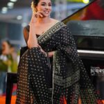 Runa Khan Instagram - #কালো_জামদানী #সাদা_রজনীগন্ধা #লাল_কার্পেট MUA- @makeoverfinesse জামদানী - @barohatherkunjo 📸- @chayaronno