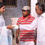 Runa Khan Instagram - এটা ছিলো তাঁর সাথে আমার শেষ দেখা.. ২০০৯ এর জুলাই বা অগাস্ট .. দীপন দা’র ’মায়ের দোয়া পরিবহণ’ এর সেটে ধামরাই.. তখন রাজেশ্বরী পেটে.. ১-২ মাস সবে.. চলমান কাজগুলো শেষ করে মাতৃত্ব কালীন ছুটিতে চলে যাই.. রাজেশ্বরী’ জন্মের পর আমার ছোট-বড় তাবত সহকর্মীদের মধ্যে প্রথম এবং একমাত্র জন যিনি আমাকে প্রথম নিজে থেকে ফোন করেন.. স্পষ্ট শুনতে পাই আমি এখনো ফরিদী ভাইয়ের ফোনের ওপাশের গলার আওয়াজ - “রুনা.. তোমার সন্তান হয়েছে.. অভিনন্দন.. সন্তানকে নিয়ে ভালো থেকো..” তিনি যেদিন চলে যান, সেদিন আমার হোতাপাড়া শুটিং ছিলো, সাত-সওদাগর নাটকের.. শুটিং এ না গিয়ে, আমি ধানমন্ডি যাই.. তাঁর খাটের পাশে, ঘরে,বসার-খাবার ঘরে,নীচে গ্যারেজে সারাদিন দাঁড়িয়ে ছিলাম.. কিন্তু একবারের জন্যও তাঁর মুখ দেখিনি,হাত স্পর্শ করিনি.. জীবনে প্রথমবার তাঁর মুখ দেখেছিলাম,তাঁর হাত ধরেছিলাম নিকুঞ্জের কাশবনে..২০০৪ এ.. শমী আপার পরিচালনায় একটি টেলিছবি ছিলো.. ছোট্ট একটা চরিত্রে কাজ করেছিলাম, শমী আপার বান্ধবী.. কাশবনে শিল্পী ছিলেন দিলারা আন্টি,ফরিদী ভাই,শমী আপা আর আমি.. প্রথম টেলিছবি ওটা আমার, ক্যামেরার আংগেল বুঝি না.. বারবার ক্যামেরার দিকে পেছন দিয়ে দাঁড়াই.. তিনি আমার হাত ধরে টেনে ঠিক জায়গায় দাঁড় করিয়ে দিলেন..”এই মেয়ে এখানে দাঁড়াও,এদিকে তাকিয়ে কথা বলো..ক্যামেরাকে ভয় পাওয়ার কিছু নাই.. ক্যামেরা তোমার বন্ধু !” সেই থেকে অভিনয় জগতে ক্যামেরাই আমার একমাত্র বন্ধু! সেখান থেকে ২০০৮ এ তাঁর পরিচালনায় হূমায়ুন আহমেদ এর ছায়াবিথী উপন্যাসের কেন্দ্রীয় চরিত্র ‘নায়লা’ তে নির্বাচন.. সাংবাদিকদের প্রশ্ন ছিলো রুনা জনপ্রিয় নয় তারপরও কেনো সেসময়কার জনপ্রিয়দেরকে না নিয়ে রুনাকে ‘নায়লা’ চরিত্রে নিলেন..? তিনি সাংবাদিকদের বলেছিলেন “রুনা জনপ্রিয় নয়, তবে ও আমার চোখে এই সময়ের সবচেয়ে ফাইনেস্ট অভিনেত্রীদের একজন.. সেজন্য সে আমার কাছে ‘নায়লা’ ! “ আমি তাকে প্রথম দেখার কাশবনের ভরাট গলার আওয়াজ আর লাল-উষ্ণ হাতের প্রথম স্পর্শটা সারাজীবন মনে-মাথায় রাখতে চাই বলে, শেষ দিন পুরো সময়টা উপস্থিত থেকেও, তাকে আর দেখিনি.. স্পর্শ করিনি..! আপনি আমার কাছে এখনো জীবন্ত ফরিদী ভাই.. শুভ জন্মদিন.. ভালোবাসা ❤️ #runakhan