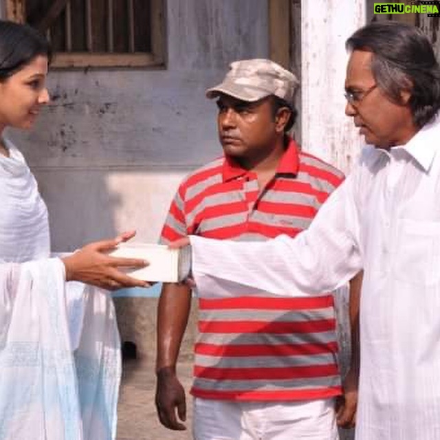 Runa Khan Instagram - এটা ছিলো তাঁর সাথে আমার শেষ দেখা.. ২০০৯ এর জুলাই বা অগাস্ট .. দীপন দা’র ’মায়ের দোয়া পরিবহণ’ এর সেটে ধামরাই.. তখন রাজেশ্বরী পেটে.. ১-২ মাস সবে.. চলমান কাজগুলো শেষ করে মাতৃত্ব কালীন ছুটিতে চলে যাই.. রাজেশ্বরী’ জন্মের পর আমার ছোট-বড় তাবত সহকর্মীদের মধ্যে প্রথম এবং একমাত্র জন যিনি আমাকে প্রথম নিজে থেকে ফোন করেন.. স্পষ্ট শুনতে পাই আমি এখনো ফরিদী ভাইয়ের ফোনের ওপাশের গলার আওয়াজ - “রুনা.. তোমার সন্তান হয়েছে.. অভিনন্দন.. সন্তানকে নিয়ে ভালো থেকো..” তিনি যেদিন চলে যান, সেদিন আমার হোতাপাড়া শুটিং ছিলো, সাত-সওদাগর নাটকের.. শুটিং এ না গিয়ে, আমি ধানমন্ডি যাই.. তাঁর খাটের পাশে, ঘরে,বসার-খাবার ঘরে,নীচে গ্যারেজে সারাদিন দাঁড়িয়ে ছিলাম.. কিন্তু একবারের জন্যও তাঁর মুখ দেখিনি,হাত স্পর্শ করিনি.. জীবনে প্রথমবার তাঁর মুখ দেখেছিলাম,তাঁর হাত ধরেছিলাম নিকুঞ্জের কাশবনে..২০০৪ এ.. শমী আপার পরিচালনায় একটি টেলিছবি ছিলো.. ছোট্ট একটা চরিত্রে কাজ করেছিলাম, শমী আপার বান্ধবী.. কাশবনে শিল্পী ছিলেন দিলারা আন্টি,ফরিদী ভাই,শমী আপা আর আমি.. প্রথম টেলিছবি ওটা আমার, ক্যামেরার আংগেল বুঝি না.. বারবার ক্যামেরার দিকে পেছন দিয়ে দাঁড়াই.. তিনি আমার হাত ধরে টেনে ঠিক জায়গায় দাঁড় করিয়ে দিলেন..”এই মেয়ে এখানে দাঁড়াও,এদিকে তাকিয়ে কথা বলো..ক্যামেরাকে ভয় পাওয়ার কিছু নাই.. ক্যামেরা তোমার বন্ধু !” সেই থেকে অভিনয় জগতে ক্যামেরাই আমার একমাত্র বন্ধু! সেখান থেকে ২০০৮ এ তাঁর পরিচালনায় হূমায়ুন আহমেদ এর ছায়াবিথী উপন্যাসের কেন্দ্রীয় চরিত্র ‘নায়লা’ তে নির্বাচন.. সাংবাদিকদের প্রশ্ন ছিলো রুনা জনপ্রিয় নয় তারপরও কেনো সেসময়কার জনপ্রিয়দেরকে না নিয়ে রুনাকে ‘নায়লা’ চরিত্রে নিলেন..? তিনি সাংবাদিকদের বলেছিলেন “রুনা জনপ্রিয় নয়, তবে ও আমার চোখে এই সময়ের সবচেয়ে ফাইনেস্ট অভিনেত্রীদের একজন.. সেজন্য সে আমার কাছে ‘নায়লা’ ! “ আমি তাকে প্রথম দেখার কাশবনের ভরাট গলার আওয়াজ আর লাল-উষ্ণ হাতের প্রথম স্পর্শটা সারাজীবন মনে-মাথায় রাখতে চাই বলে, শেষ দিন পুরো সময়টা উপস্থিত থেকেও, তাকে আর দেখিনি.. স্পর্শ করিনি..! আপনি আমার কাছে এখনো জীবন্ত ফরিদী ভাই.. শুভ জন্মদিন.. ভালোবাসা ❤️ #runakhan