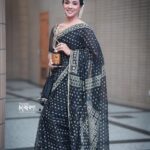 Runa Khan Instagram - #কালো_জামদানী #সাদা_রজনীগন্ধা #লাল_কার্পেট MUA- @makeoverfinesse জামদানী - @barohatherkunjo 📸- @chayaronno