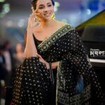 Runa Khan Instagram - #কালো_জামদানী #সাদা_রজনীগন্ধা #লাল_কার্পেট MUA- @makeoverfinesse জামদানী - @barohatherkunjo 📸- @chayaronno