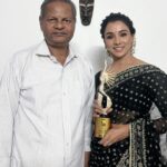 Runa Khan Instagram - আন্তরিক ধন্যবাদ আমার পরিচালক @amitabhrezadirector , বোধ টিম, @hoichoi.tv & @bifaawards এর সাথে সংশ্লিষ্ট সবাইকে..🙏 (বৈবাহিক সুত্রে বাঙ্গালী মেয়েরা পায় সোনার গহনা-কাতান শাড়ী.. আমি ওসব কিচ্ছু পাইনি..! আমি পেয়েছি মানুষ, যে মানুষেরা আমার জীবনে কহিনুর হীরার চাইতে দামী..😇 আমার জীবনে দু-এক জন মানুষ আছে, যারা পৃথিবীর যে প্রান্তেই থাকুক, আমি কোন মনোনয়ন পেলে মনে-মনে আশা করে অপেক্ষা করে থাকে পুরস্কারটা যাতে আমি পাই.. এই পুরস্কার টা সাত-সমুদ্দর তেরো নদীর ওপারে বসে থাকা আমার স্বজন-প্রিয়জন কে উৎসর্গ করলাম ❤️)