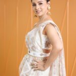 Runa Khan Instagram - এটি একটি সান্ধ্যকালীন সজ্জা ছিলো মাত্র..! তবে এই সজ্জার পেছনে আমাদের দেশীয় পণ্য নিয়ে কাজ করা পাঁচজন নারী উদ্যোক্তার প্রায় ২ মাসের শ্রম-মেধা-শিল্প-কর্মদক্ষতা যুক্ত.. আর জামদানী তাঁতীভাইদের ১৫০০ ঘন্টার টানা শিল্প-শ্রম.. আমি স্বপ্ন দেখি একদিন এই বাংলার প্রতিটি মেয়ে স্বনির্ভর হবার স্বপ্ন দেখবে এবং নিজেদের স্বপ্ন পূরণের পথে হাঁটবে.. ভালোবাসা, এই দক্ষ পাঁচ স্বপ্নবাজ নারীর প্রতি.. স্বপ্নবাজ মানবপ্রাণের প্রতি ভালোবাসাবোধ আমার মনে ভালো অনুভুতি তৈরি করে.. ধন্যবাদ 🥰 Meril-Prothom Alo Award #redcarpetlook #runakhan জামদানী - Taqwa ঝুমকা-মল্লিকা Mollika ব্লাউজ,বেল্ট-DustCoat : The ব্লাউজ বটুয়া- Tan - ট্যান মেকআপ- Farhana Chaity শাড়ীস্টাইলিং- Anarkoly Khan শুট আয়োজন- Masid Rono 📸- MD Sajib Miah