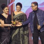 Runa Khan Instagram - আন্তরিক ধন্যবাদ আমার পরিচালক @amitabhrezadirector , বোধ টিম, @hoichoi.tv & @bifaawards এর সাথে সংশ্লিষ্ট সবাইকে..🙏 (বৈবাহিক সুত্রে বাঙ্গালী মেয়েরা পায় সোনার গহনা-কাতান শাড়ী.. আমি ওসব কিচ্ছু পাইনি..! আমি পেয়েছি মানুষ, যে মানুষেরা আমার জীবনে কহিনুর হীরার চাইতে দামী..😇 আমার জীবনে দু-এক জন মানুষ আছে, যারা পৃথিবীর যে প্রান্তেই থাকুক, আমি কোন মনোনয়ন পেলে মনে-মনে আশা করে অপেক্ষা করে থাকে পুরস্কারটা যাতে আমি পাই.. এই পুরস্কার টা সাত-সমুদ্দর তেরো নদীর ওপারে বসে থাকা আমার স্বজন-প্রিয়জন কে উৎসর্গ করলাম ❤️)