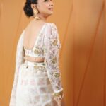 Runa Khan Instagram - এটি একটি সান্ধ্যকালীন সজ্জা ছিলো মাত্র..! তবে এই সজ্জার পেছনে আমাদের দেশীয় পণ্য নিয়ে কাজ করা পাঁচজন নারী উদ্যোক্তার প্রায় ২ মাসের শ্রম-মেধা-শিল্প-কর্মদক্ষতা যুক্ত.. আর জামদানী তাঁতীভাইদের ১৫০০ ঘন্টার টানা শিল্প-শ্রম.. আমি স্বপ্ন দেখি একদিন এই বাংলার প্রতিটি মেয়ে স্বনির্ভর হবার স্বপ্ন দেখবে এবং নিজেদের স্বপ্ন পূরণের পথে হাঁটবে.. ভালোবাসা, এই দক্ষ পাঁচ স্বপ্নবাজ নারীর প্রতি.. স্বপ্নবাজ মানবপ্রাণের প্রতি ভালোবাসাবোধ আমার মনে ভালো অনুভুতি তৈরি করে.. ধন্যবাদ 🥰 Meril-Prothom Alo Award #redcarpetlook #runakhan জামদানী - Taqwa ঝুমকা-মল্লিকা Mollika ব্লাউজ,বেল্ট-DustCoat : The ব্লাউজ বটুয়া- Tan - ট্যান মেকআপ- Farhana Chaity শাড়ীস্টাইলিং- Anarkoly Khan শুট আয়োজন- Masid Rono 📸- MD Sajib Miah