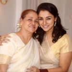 Runa Khan Instagram – তার সাথে আমার বয়সের পার্থক্য  কুড়ি বছর..
প্রথম ছবিটা আমি ক্লাস সেভেনে পড়াকালীন সময়ে তোলা..
সে সময় সবাই আমাদের দুজনকে দেখে বলতো, “তোমরা কি দুজন বোন ..? 🤡”

আমি বুড়ো হয়ে গেলাম, সে এখনো তরুণী..
বয়সের সাথে সাথে তার সৌন্দর্য-তারুণ্য বাড়ছে..😍

ধৈর্য, মানবিকতা, আধুনিকতায় তোমার মত স্বশিক্ষিত্ব মানুষ আমি জীবনে খুব কম দেখেছি..
তুমি মানবিক-রুচিবোধসম্পন্ন-উদার-অপূর্ব সুন্দর মানুষ আম্মা..
সুস্থ থাকো.. 
এমনই সুন্দর থাকো..
ভালোবাসা.. ❤️

Happy Mother’s Day আম্মা 💋

#runakhan