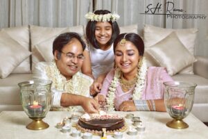 Runa Khan Instagram - ১২ বছর...

যে স্নেহ,যত্ন,ভালোবাসা,গুরুত্ব,সম্মান,আদর আমার প্রতি তুমি দেখিয়েছো এই বারো বছরে কখনো কখনো মনে হয়েছে আমার মা-বাবা’ও এভাবে আমার প্রতি অনুভুতির প্রকাশটা দেখাতে পারেনি.. 
যদিও আমি আমার বাবা-মার অতীব আদরের একমাত্র মেয়ে..😊

এবং আমি নিশ্চিত যে পরিমান মমতা ও দরদ নিয়ে তুমি আমার পিছে-পিছে ঘুরতে থাকো আমার একমাত্র সন্তানও কখনো এমন মমতা আর দরদে আমাকে আগলে রাখতে পারবে না..

জাগতিক আমার প্রায় সকল শখ-আহ্লাদ-চাওয়াই তুমি পূর্ণ করে ফেলেছো, তেমন কিছুই আর চাইবার নেই..
শুধু সুস্থ থাকো..আমার আর মেয়ের সাথে অনেক অনেক বছর বেঁচে থাকো..
ব্যাস এটুকুই চাওয়া..

শুভ কাগজ-কলম দিবস আমার EW ❤️

(বি.দ্র- এর মানে এই নয় যে,আমরা ঝগড়া-ঝাটি, রাগা-রাগি করে প্লেট-গ্লাস ভাঙি নাই কখনো..
প্লেট-গ্লাস ভাংচুর অতীতেও চলেছে ভবিষ্যতেও চলবে ইনশাআল্লাহ ..😏)
