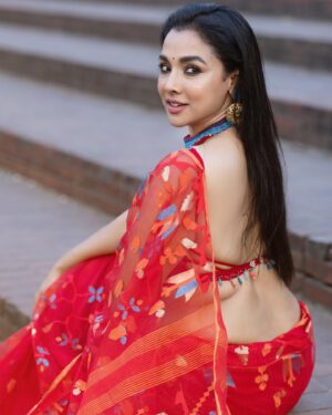 Runa Khan Instagram - কৃষ্ণচূড়ার বনে বনে আগুন লেগেছে.. ❤️

#runakhan

জামদানী - @taqwausa 
ব্লাউজ- @dustcoat_blouz 

Shoot Coordinator- @almasidrono 
📸- @noorphoto69
