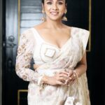 Runa Khan Instagram - এটি একটি সান্ধ্যকালীন সজ্জা ছিলো মাত্র..! তবে এই সজ্জার পেছনে আমাদের দেশীয় পণ্য নিয়ে কাজ করা পাঁচজন নারী উদ্যোক্তার প্রায় ২ মাসের শ্রম-মেধা-শিল্প-কর্মদক্ষতা যুক্ত.. আর জামদানী তাঁতীভাইদের ১৫০০ ঘন্টার টানা শিল্প-শ্রম.. আমি স্বপ্ন দেখি একদিন এই বাংলার প্রতিটি মেয়ে স্বনির্ভর হবার স্বপ্ন দেখবে এবং নিজেদের স্বপ্ন পূরণের পথে হাঁটবে.. ভালোবাসা, এই দক্ষ পাঁচ স্বপ্নবাজ নারীর প্রতি.. স্বপ্নবাজ মানবপ্রাণের প্রতি ভালোবাসাবোধ আমার মনে ভালো অনুভুতি তৈরি করে.. ধন্যবাদ 🥰 Meril-Prothom Alo Award #redcarpetlook #runakhan জামদানী - Taqwa ঝুমকা-মল্লিকা Mollika ব্লাউজ,বেল্ট-DustCoat : The ব্লাউজ বটুয়া- Tan - ট্যান মেকআপ- Farhana Chaity শাড়ীস্টাইলিং- Anarkoly Khan শুট আয়োজন- Masid Rono 📸- MD Sajib Miah