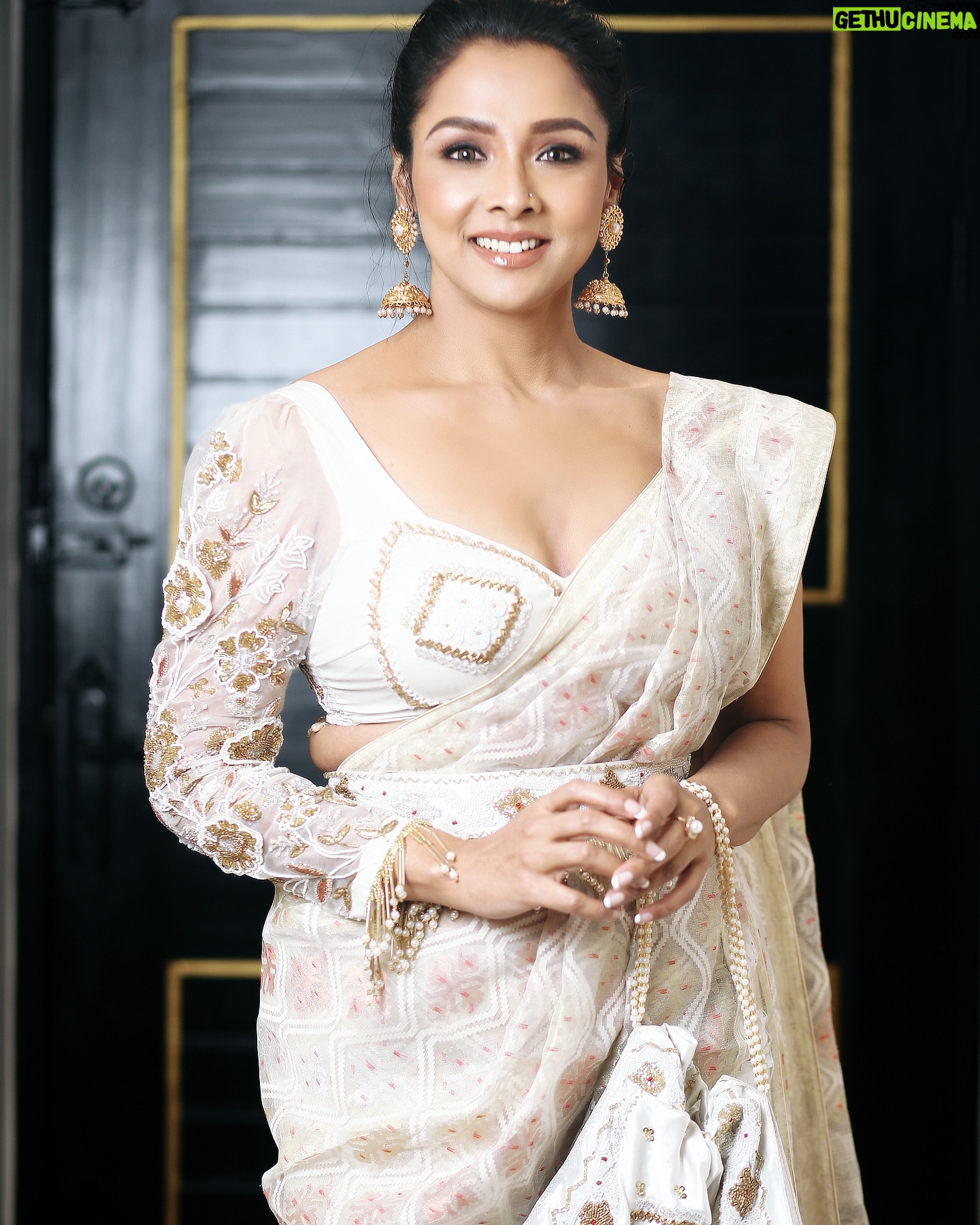 Runa Khan Instagram - এটি একটি সান্ধ্যকালীন সজ্জা ছিলো মাত্র..! তবে এই সজ্জার পেছনে আমাদের দেশীয় পণ্য নিয়ে কাজ করা পাঁচজন নারী উদ্যোক্তার প্রায় ২ মাসের শ্রম-মেধা-শিল্প-কর্মদক্ষতা যুক্ত.. আর জামদানী তাঁতীভাইদের ১৫০০ ঘন্টার টানা শিল্প-শ্রম.. আমি স্বপ্ন দেখি একদিন এই বাংলার প্রতিটি মেয়ে স্বনির্ভর হবার স্বপ্ন দেখবে এবং নিজেদের স্বপ্ন পূরণের পথে হাঁটবে.. ভালোবাসা, এই দক্ষ পাঁচ স্বপ্নবাজ নারীর প্রতি.. স্বপ্নবাজ মানবপ্রাণের প্রতি ভালোবাসাবোধ আমার মনে ভালো অনুভুতি তৈরি করে.. ধন্যবাদ 🥰 Meril-Prothom Alo Award #redcarpetlook #runakhan জামদানী - Taqwa ঝুমকা-মল্লিকা Mollika ব্লাউজ,বেল্ট-DustCoat : The ব্লাউজ বটুয়া- Tan - ট্যান মেকআপ- Farhana Chaity শাড়ীস্টাইলিং- Anarkoly Khan শুট আয়োজন- Masid Rono 📸- MD Sajib Miah