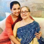 Runa Khan Instagram – তার সাথে আমার বয়সের পার্থক্য  কুড়ি বছর..
প্রথম ছবিটা আমি ক্লাস সেভেনে পড়াকালীন সময়ে তোলা..
সে সময় সবাই আমাদের দুজনকে দেখে বলতো, “তোমরা কি দুজন বোন ..? 🤡”

আমি বুড়ো হয়ে গেলাম, সে এখনো তরুণী..
বয়সের সাথে সাথে তার সৌন্দর্য-তারুণ্য বাড়ছে..😍

ধৈর্য, মানবিকতা, আধুনিকতায় তোমার মত স্বশিক্ষিত্ব মানুষ আমি জীবনে খুব কম দেখেছি..
তুমি মানবিক-রুচিবোধসম্পন্ন-উদার-অপূর্ব সুন্দর মানুষ আম্মা..
সুস্থ থাকো.. 
এমনই সুন্দর থাকো..
ভালোবাসা.. ❤️

Happy Mother’s Day আম্মা 💋

#runakhan