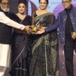Runa Khan Instagram - আন্তরিক ধন্যবাদ আমার পরিচালক @amitabhrezadirector , বোধ টিম, @hoichoi.tv & @bifaawards এর সাথে সংশ্লিষ্ট সবাইকে..🙏 (বৈবাহিক সুত্রে বাঙ্গালী মেয়েরা পায় সোনার গহনা-কাতান শাড়ী.. আমি ওসব কিচ্ছু পাইনি..! আমি পেয়েছি মানুষ, যে মানুষেরা আমার জীবনে কহিনুর হীরার চাইতে দামী..😇 আমার জীবনে দু-এক জন মানুষ আছে, যারা পৃথিবীর যে প্রান্তেই থাকুক, আমি কোন মনোনয়ন পেলে মনে-মনে আশা করে অপেক্ষা করে থাকে পুরস্কারটা যাতে আমি পাই.. এই পুরস্কার টা সাত-সমুদ্দর তেরো নদীর ওপারে বসে থাকা আমার স্বজন-প্রিয়জন কে উৎসর্গ করলাম ❤️)