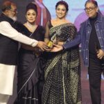 Runa Khan Instagram - আন্তরিক ধন্যবাদ আমার পরিচালক @amitabhrezadirector , বোধ টিম, @hoichoi.tv & @bifaawards এর সাথে সংশ্লিষ্ট সবাইকে..🙏 (বৈবাহিক সুত্রে বাঙ্গালী মেয়েরা পায় সোনার গহনা-কাতান শাড়ী.. আমি ওসব কিচ্ছু পাইনি..! আমি পেয়েছি মানুষ, যে মানুষেরা আমার জীবনে কহিনুর হীরার চাইতে দামী..😇 আমার জীবনে দু-এক জন মানুষ আছে, যারা পৃথিবীর যে প্রান্তেই থাকুক, আমি কোন মনোনয়ন পেলে মনে-মনে আশা করে অপেক্ষা করে থাকে পুরস্কারটা যাতে আমি পাই.. এই পুরস্কার টা সাত-সমুদ্দর তেরো নদীর ওপারে বসে থাকা আমার স্বজন-প্রিয়জন কে উৎসর্গ করলাম ❤️)