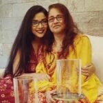 Runa Khan Instagram – তার সাথে আমার বয়সের পার্থক্য  কুড়ি বছর..
প্রথম ছবিটা আমি ক্লাস সেভেনে পড়াকালীন সময়ে তোলা..
সে সময় সবাই আমাদের দুজনকে দেখে বলতো, “তোমরা কি দুজন বোন ..? 🤡”

আমি বুড়ো হয়ে গেলাম, সে এখনো তরুণী..
বয়সের সাথে সাথে তার সৌন্দর্য-তারুণ্য বাড়ছে..😍

ধৈর্য, মানবিকতা, আধুনিকতায় তোমার মত স্বশিক্ষিত্ব মানুষ আমি জীবনে খুব কম দেখেছি..
তুমি মানবিক-রুচিবোধসম্পন্ন-উদার-অপূর্ব সুন্দর মানুষ আম্মা..
সুস্থ থাকো.. 
এমনই সুন্দর থাকো..
ভালোবাসা.. ❤️

Happy Mother’s Day আম্মা 💋

#runakhan