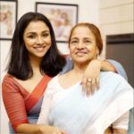 Runa Khan Instagram – তার সাথে আমার বয়সের পার্থক্য  কুড়ি বছর..
প্রথম ছবিটা আমি ক্লাস সেভেনে পড়াকালীন সময়ে তোলা..
সে সময় সবাই আমাদের দুজনকে দেখে বলতো, “তোমরা কি দুজন বোন ..? 🤡”

আমি বুড়ো হয়ে গেলাম, সে এখনো তরুণী..
বয়সের সাথে সাথে তার সৌন্দর্য-তারুণ্য বাড়ছে..😍

ধৈর্য, মানবিকতা, আধুনিকতায় তোমার মত স্বশিক্ষিত্ব মানুষ আমি জীবনে খুব কম দেখেছি..
তুমি মানবিক-রুচিবোধসম্পন্ন-উদার-অপূর্ব সুন্দর মানুষ আম্মা..
সুস্থ থাকো.. 
এমনই সুন্দর থাকো..
ভালোবাসা.. ❤️

Happy Mother’s Day আম্মা 💋

#runakhan