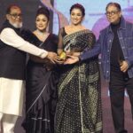 Runa Khan Instagram - আন্তরিক ধন্যবাদ আমার পরিচালক @amitabhrezadirector , বোধ টিম, @hoichoi.tv & @bifaawards এর সাথে সংশ্লিষ্ট সবাইকে..🙏 (বৈবাহিক সুত্রে বাঙ্গালী মেয়েরা পায় সোনার গহনা-কাতান শাড়ী.. আমি ওসব কিচ্ছু পাইনি..! আমি পেয়েছি মানুষ, যে মানুষেরা আমার জীবনে কহিনুর হীরার চাইতে দামী..😇 আমার জীবনে দু-এক জন মানুষ আছে, যারা পৃথিবীর যে প্রান্তেই থাকুক, আমি কোন মনোনয়ন পেলে মনে-মনে আশা করে অপেক্ষা করে থাকে পুরস্কারটা যাতে আমি পাই.. এই পুরস্কার টা সাত-সমুদ্দর তেরো নদীর ওপারে বসে থাকা আমার স্বজন-প্রিয়জন কে উৎসর্গ করলাম ❤️)