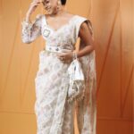 Runa Khan Instagram - এটি একটি সান্ধ্যকালীন সজ্জা ছিলো মাত্র..! তবে এই সজ্জার পেছনে আমাদের দেশীয় পণ্য নিয়ে কাজ করা পাঁচজন নারী উদ্যোক্তার প্রায় ২ মাসের শ্রম-মেধা-শিল্প-কর্মদক্ষতা যুক্ত.. আর জামদানী তাঁতীভাইদের ১৫০০ ঘন্টার টানা শিল্প-শ্রম.. আমি স্বপ্ন দেখি একদিন এই বাংলার প্রতিটি মেয়ে স্বনির্ভর হবার স্বপ্ন দেখবে এবং নিজেদের স্বপ্ন পূরণের পথে হাঁটবে.. ভালোবাসা, এই দক্ষ পাঁচ স্বপ্নবাজ নারীর প্রতি.. স্বপ্নবাজ মানবপ্রাণের প্রতি ভালোবাসাবোধ আমার মনে ভালো অনুভুতি তৈরি করে.. ধন্যবাদ 🥰 Meril-Prothom Alo Award #redcarpetlook #runakhan জামদানী - Taqwa ঝুমকা-মল্লিকা Mollika ব্লাউজ,বেল্ট-DustCoat : The ব্লাউজ বটুয়া- Tan - ট্যান মেকআপ- Farhana Chaity শাড়ীস্টাইলিং- Anarkoly Khan শুট আয়োজন- Masid Rono 📸- MD Sajib Miah