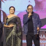 Runa Khan Instagram - আন্তরিক ধন্যবাদ আমার পরিচালক @amitabhrezadirector , বোধ টিম, @hoichoi.tv & @bifaawards এর সাথে সংশ্লিষ্ট সবাইকে..🙏 (বৈবাহিক সুত্রে বাঙ্গালী মেয়েরা পায় সোনার গহনা-কাতান শাড়ী.. আমি ওসব কিচ্ছু পাইনি..! আমি পেয়েছি মানুষ, যে মানুষেরা আমার জীবনে কহিনুর হীরার চাইতে দামী..😇 আমার জীবনে দু-এক জন মানুষ আছে, যারা পৃথিবীর যে প্রান্তেই থাকুক, আমি কোন মনোনয়ন পেলে মনে-মনে আশা করে অপেক্ষা করে থাকে পুরস্কারটা যাতে আমি পাই.. এই পুরস্কার টা সাত-সমুদ্দর তেরো নদীর ওপারে বসে থাকা আমার স্বজন-প্রিয়জন কে উৎসর্গ করলাম ❤️)