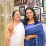 Runa Khan Instagram – তার সাথে আমার বয়সের পার্থক্য  কুড়ি বছর..
প্রথম ছবিটা আমি ক্লাস সেভেনে পড়াকালীন সময়ে তোলা..
সে সময় সবাই আমাদের দুজনকে দেখে বলতো, “তোমরা কি দুজন বোন ..? 🤡”

আমি বুড়ো হয়ে গেলাম, সে এখনো তরুণী..
বয়সের সাথে সাথে তার সৌন্দর্য-তারুণ্য বাড়ছে..😍

ধৈর্য, মানবিকতা, আধুনিকতায় তোমার মত স্বশিক্ষিত্ব মানুষ আমি জীবনে খুব কম দেখেছি..
তুমি মানবিক-রুচিবোধসম্পন্ন-উদার-অপূর্ব সুন্দর মানুষ আম্মা..
সুস্থ থাকো.. 
এমনই সুন্দর থাকো..
ভালোবাসা.. ❤️

Happy Mother’s Day আম্মা 💋

#runakhan