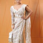 Runa Khan Instagram - এটি একটি সান্ধ্যকালীন সজ্জা ছিলো মাত্র..! তবে এই সজ্জার পেছনে আমাদের দেশীয় পণ্য নিয়ে কাজ করা পাঁচজন নারী উদ্যোক্তার প্রায় ২ মাসের শ্রম-মেধা-শিল্প-কর্মদক্ষতা যুক্ত.. আর জামদানী তাঁতীভাইদের ১৫০০ ঘন্টার টানা শিল্প-শ্রম.. আমি স্বপ্ন দেখি একদিন এই বাংলার প্রতিটি মেয়ে স্বনির্ভর হবার স্বপ্ন দেখবে এবং নিজেদের স্বপ্ন পূরণের পথে হাঁটবে.. ভালোবাসা, এই দক্ষ পাঁচ স্বপ্নবাজ নারীর প্রতি.. স্বপ্নবাজ মানবপ্রাণের প্রতি ভালোবাসাবোধ আমার মনে ভালো অনুভুতি তৈরি করে.. ধন্যবাদ 🥰 Meril-Prothom Alo Award #redcarpetlook #runakhan জামদানী - Taqwa ঝুমকা-মল্লিকা Mollika ব্লাউজ,বেল্ট-DustCoat : The ব্লাউজ বটুয়া- Tan - ট্যান মেকআপ- Farhana Chaity শাড়ীস্টাইলিং- Anarkoly Khan শুট আয়োজন- Masid Rono 📸- MD Sajib Miah