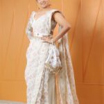 Runa Khan Instagram - এটি একটি সান্ধ্যকালীন সজ্জা ছিলো মাত্র..! তবে এই সজ্জার পেছনে আমাদের দেশীয় পণ্য নিয়ে কাজ করা পাঁচজন নারী উদ্যোক্তার প্রায় ২ মাসের শ্রম-মেধা-শিল্প-কর্মদক্ষতা যুক্ত.. আর জামদানী তাঁতীভাইদের ১৫০০ ঘন্টার টানা শিল্প-শ্রম.. আমি স্বপ্ন দেখি একদিন এই বাংলার প্রতিটি মেয়ে স্বনির্ভর হবার স্বপ্ন দেখবে এবং নিজেদের স্বপ্ন পূরণের পথে হাঁটবে.. ভালোবাসা, এই দক্ষ পাঁচ স্বপ্নবাজ নারীর প্রতি.. স্বপ্নবাজ মানবপ্রাণের প্রতি ভালোবাসাবোধ আমার মনে ভালো অনুভুতি তৈরি করে.. ধন্যবাদ 🥰 Meril-Prothom Alo Award #redcarpetlook #runakhan জামদানী - Taqwa ঝুমকা-মল্লিকা Mollika ব্লাউজ,বেল্ট-DustCoat : The ব্লাউজ বটুয়া- Tan - ট্যান মেকআপ- Farhana Chaity শাড়ীস্টাইলিং- Anarkoly Khan শুট আয়োজন- Masid Rono 📸- MD Sajib Miah