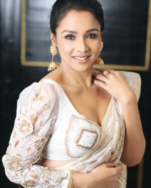 Runa Khan Instagram - আলগা করো গো খোঁপার বাঁধন..🕊️

জামদানী- @taqwausa 
ঝুমকা- @mollika_official 
ব্লাউজ & বেল্ট- @dustcoat_blouz 
মেকআপ- @farhanachaity_official 
📸- @md_sajib_79 
Shoot coordination- @almasidrono 

#মেরিলপ্রথমআলো২০২৩
#runakhan