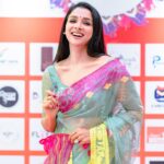 Runa Khan Instagram – @her.etrade এর এক্সজিবিশন এ সকল উদ্যোক্তারা সেদিন একটু অবাকই হয়েছিলেন, কি করে ৫ ঘন্টা হেঁটে,৫১ টা স্টলের প্রতিটিতে আমি যেতে পারলাম এবং সবার সাথে সময় কাটাতে পারলাম..

আর আমি ভীষণ অবাক হয়ে মনে-মনে ভাবছিলাম আপনারা কি করে সকল রকম প্রতিকুলতা পার হয়ে, দেশের বিভিন্ন জায়গা থেকে এসে, টানা তিন দিন ৩০-৩৬ ঘন্টা দাঁড়িয়ে থেকে হাসিমুখে নিজেদের তৈরি শিল্পকে সকলের সামনে এত সুন্দর করে উপস্থাপন করে যাচ্ছেন..!

আপনারা যদি ভেবে থাকেন, আমি আপনাদের উৎসাহ দিতে গিয়েছিলাম.. সেটি ভুল !

আমি মূলত আপনাদের সকলের কাছ থেকে নিজের কাজের প্রতি ভালোবাসা,উৎসাহ,কর্মউদ্দীপনা,জীবনীশক্তি ধার করতে গিয়েছিলাম..!!

আপনাদের দেখে সকল নারী শ্রম দিয়ে,স্বপ্ন দেখে,স্বপ্ন পূরণ করার পথে হাঁটুক..

আমার প্রাণঢালা ভালোবাসা-শ্রদ্ধা-শুভকামনা আপনাদের জন্য..

সকল নারীর স্বপ্ন পূরণ হোক ❤️

বিশেষ ধন্যবাদ ফেরদৌসি রিতা & Waresa Khanam Prity 
এত ভালোবেসে,এত আদর দিয়ে এমন সুন্দর একটা অভিজ্ঞতা আমাকে উপহার দেবার জন্য 😇

জামদানী- @tabeebaalam by Ayesha Siddika Tumpa
প্রিয় রিক্সা গহনা – @mollika_official by Oliva Biswas
মেকআপ- @signature.look.by.samia by Samia Rahman Khan