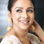 Runa Khan Instagram - আলগা করো গো খোঁপার বাঁধন..🕊️ জামদানী- @taqwausa ঝুমকা- @mollika_official ব্লাউজ & বেল্ট- @dustcoat_blouz মেকআপ- @farhanachaity_official 📸- @md_sajib_79 Shoot coordination- @almasidrono #মেরিলপ্রথমআলো২০২৩ #runakhan